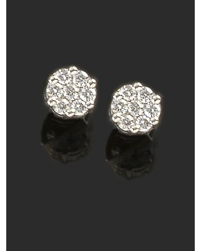 241-PENDIENTES ROSETONES DE BRILLANTES que suman un total de 0.70 ct. aprox. Sobre una montura de oro blanco de 18k.