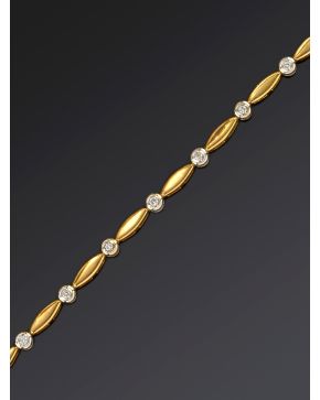 242-PULSERA DE CHATONES DE BRILLANTES. Montura de oro amarillo de 18k.