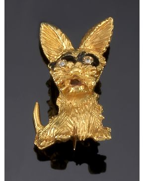 252-BROCHE PERRO. AÑOS 50. DE ORO AMARILLO MATE DE 18K BELLAMENTE CINCELADO CON ESMALTE NEGRO Y OJOS DE DIAMANTES.