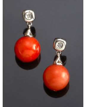 308-PENDIENTES COLGANTES DE CHATÓN DE BRILLANTE Y CORAL. Montura de oro blanco de 18k. 