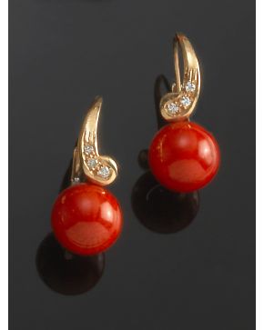 313-PENDIENTES DE BRILLANTES Y CUENTAS DE CORAL ROJO MEDITERRÁNEO. Montura de oro amarillo de 18k.