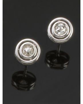 319-PENDIENTES DOBLE CHATÓN DE BRILLANTES. Montura de oro blanco de 18k. 