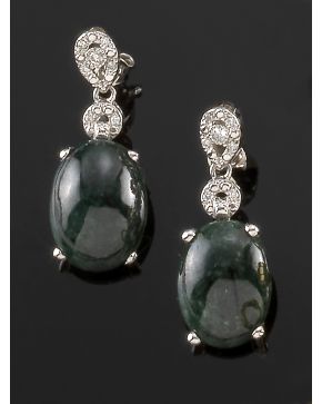 332-PENDIENTES COLGANTES DE JADE  Y BRILLANTES. Montura en oro blanco de 18k.