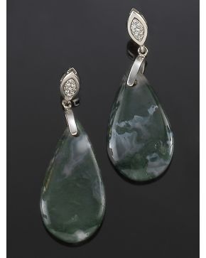 337-PENDIENTES LÁGRIMA DE BRILLANTES Y ÁGATAS VERDES. Montura de oro blanco de 18k.