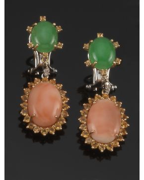 344-PENDIENTES CABUJONES DE JADE . CORAL ROSA Y ZAFIROS AMARILLOS. Montura de oro blanco y amarillo de 18k.