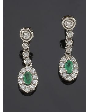 352-PENDIENTES COLGANTES DE BRILLANTES Y DETALLES DE ESMERALDAS. Montura de oro blanco de 18k. 