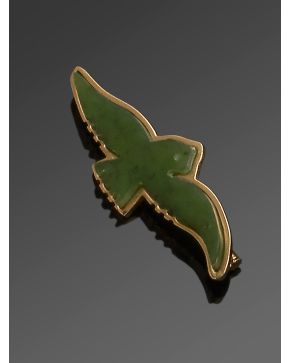 370-BROCHE GOLONDRINA CON CUERPO DE JADE Y MONTURA DE ORO AMARILLO DE 18K.