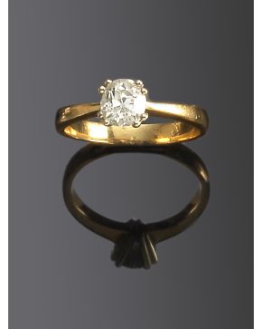 378-SOLITARIO CON UN DIAMANTE. TALLA ANTIGUA. DE 0.65 CT. APROX. Clásica montura de garras en oro amarillo de 18k.