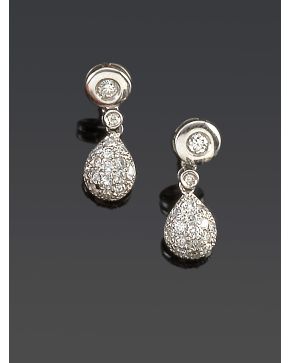 404-PENDIENTES COLGANTES DE BRILLANTES. Montura de oro blanco de 18k. 