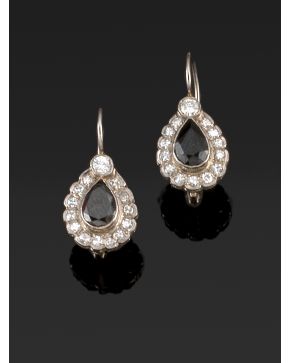 417-PENDIENTES COLGANTES CON BRILLANTE NEGRO EN FORMA DE LÁGRIMA CENTRAL Y ORLA LOBULADA DE BRILLANTES. Montura en oro blanco de 18k.