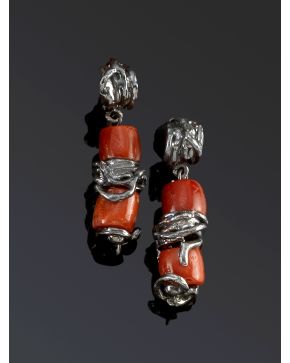 425-PENDIENTES COLGANTES DE CORAL ROJO. Montura en plata.