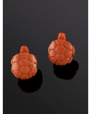 437-PENDIENTES EN FORMA DE TORTUGA DE CORAL. Montura de oro amarillo de 18k.