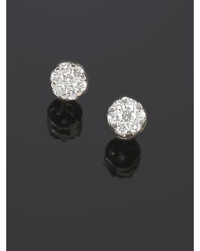 468-PENDIENTES ROSETONES DE BRILLANTES. que suman un total de 0.70 ct. aprox. Sobre una montura de oro blanco de 18k.