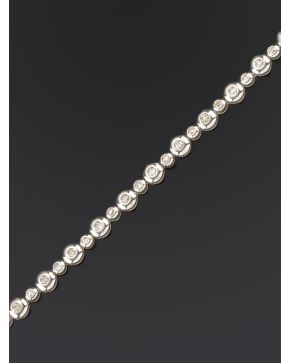 470-PULSERA DE BRILLANTES DISPUESTOS EN CHATONES EN DEGRADÉ. Montura de oro blanco de 18k.