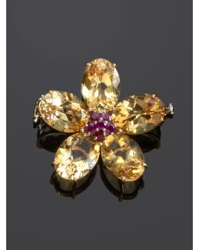 478-BROCHE FLOR DE TOPACIOS Y CENTRO DE RUBÍES. Montura de oro rosa de 18k.