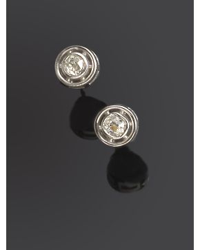 481-PENDIENTES DE BRILLANTES EN DOBLE CHATÓN. Montura de oro blanco de 18k. 