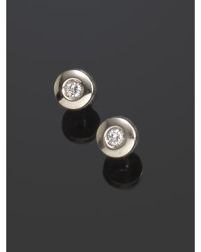 484-PENDIENTES DORMILONAS DE BRILLANTES. Montura de oro blanco de 18k. 