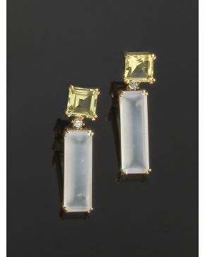 489-PENDIENTES DE CRISTAL DE ROCA Y TOPACIOS AMARILLOS UNIDOS POR BRILLANTE.Montura de finas garras de oro amarillo de 18k.