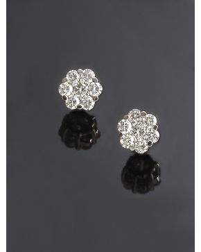 498-ELEGANTES PENDIENTES ROSETÓN DE BRILLANTES. que suman un total de 1.20 ct. aprox. Sobre una montura de garras en oro blanco de 18k.