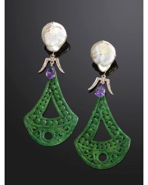 501-PENDIENTES LARGOS DE PERLAS CULTIVADAS BARROCAS. LÁGRIMA DE AMATISTA. PLACAS DE JADE VERDE Y DETALLE DE BRILLANTES. Montura de oro blanco de 18k.