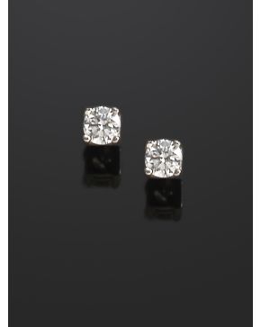 504-PENDIENTES DORMILONAS DE BRILLANTES EN GARRAS. Montura en oro blanco de 18k.