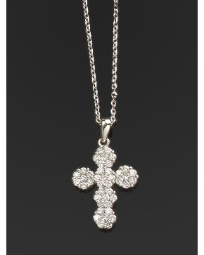 509-CRUZ DE BRILLANTES con su cadena en oro blanco de 18k. Peso total de los brillantes: 0.90 ct. aprox.