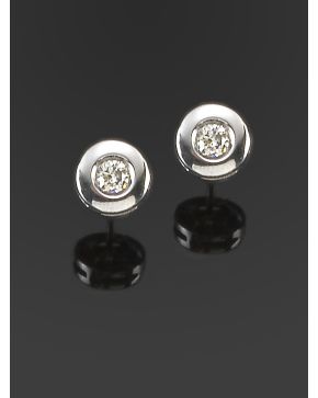 513-PENDIENTES CHATONES DE BRILLANTES. Montura de oro blanco de 18k. 