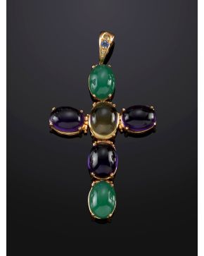 550-COLGANTE CRUZ DE CABUJONES DE AMATISTA. JADE Y TOPACIO AMARILLO. Montura de garras de oro amarillo de 9k.