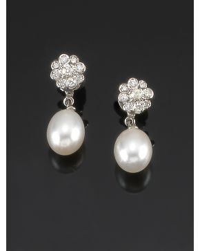 559-PENDIENTES ROSETONES DE BRILLANTES Y PERLA CULTIVADA. TIPO PERA. Montura de oro blanco de 18k. 