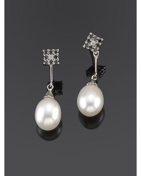 565-PENDIENTES DE PERLA CULTIVADAS Y BRILLANTES BLANCOS Y NEGROS. Montura de oro blanco de 18k.