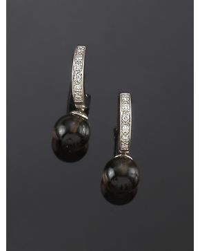 576-PENDIENTES MEDIAS CRIOLLAS DE BRILLANTES Y TOPACIO FUMÉ. montura de oro blanco de 18k.