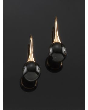 580-PENDIENTES COLGANTES DE ÓNIX. Montura de oro rosa de18k.