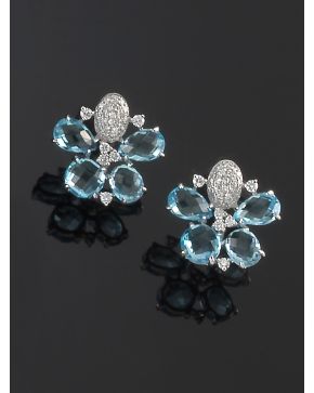 593-PENDIENTES FLOR DE TOPACIOS AZULES Y BRILLANTES sobre una montura de oro blanco de 18k.