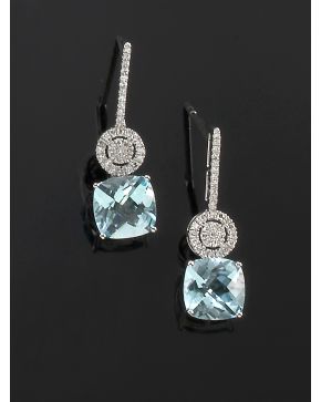 601-PENDIENTES DE BRILLANTES Y TOPACIOS AZULES. sobre una montura de oro blanco de 18k.