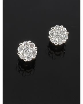 602-ELEGANTES PENDIENTES ROSETONES DE BRILLANTES que suman un total de 0.85 ct. aprox. Montura de garras en oro blanco de 18k.