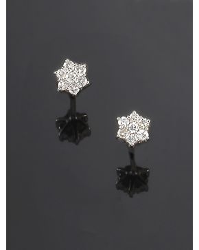 622-PENDIENTES FLORES DE BRILLANTES. Montura de oro blanco de 18k. 