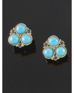 623-PENDIENTES DE CABUJONES DE TURQUESA Y ZAFIROS. Montura de oro amarillo de 18k.