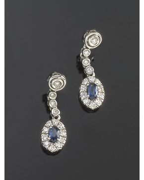 627-PENDIENTES COLGANTES DE BRILLANTES Y ZAFIROS. Montura de oro blanco de 18k. 