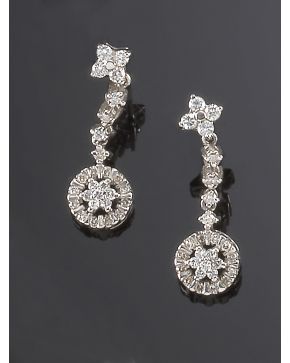 639-PENDIENTES COLGANTES DE BRILLANTES. Montura de oro blanco de 18k. 