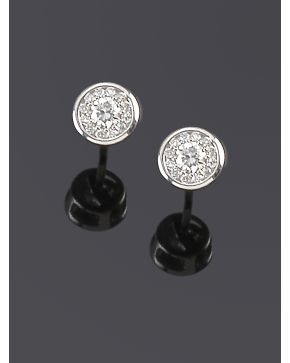 645-PENDIENTES ROSETONES DE BRILLANTES. Montura de oro blanco de 18k. 