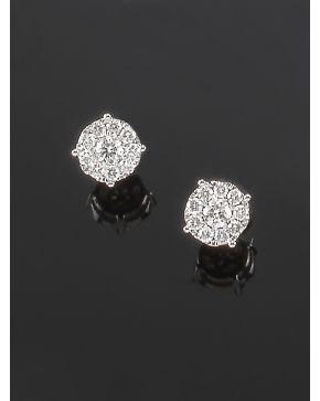 652-PENDIENTES ROSETONES DE BRILLANTES. Montura de oro blanco de 18k. 