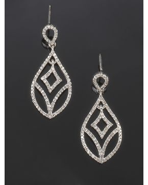 653-PENDIENTES LARGOS DE BRILLANTES. Montura de oro blanco de 18k. 