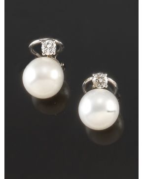 655-PENDIENTES TÚ Y YO DE BRILLANTES Y PERLAS AUSTRALIANAS. Montura de oro blanco de 18k.