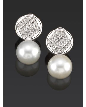 665-PENDIENTES DE BRILLANTES Y PERLA AUSTRALIANA DE 13MM DE DIÁMETRO. Montura de oro blanco de 18k. 