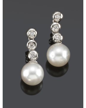 669-PENDIENTES CHATONES DE BRILLANTES Y PERLA AUSTRALIANA DE 12MM DE DIÁMETRO. Montura de oro blanco de 18k.