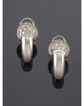 677-PENDIENTES MEDIAS CRIOLLAS DE BRILLANTES. Montura de oro blanco de 18k.