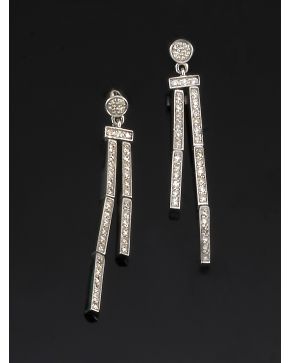 685-PENDIENTES LARGOS DE BRILLANTES. Montura de oro blanco de 18k. 