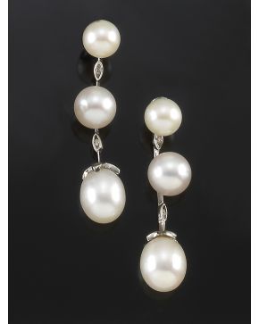 708-PENDIENTES DE PERLAS CULTIVADAS. sobre una montura de oro blanco de 18k.