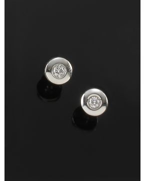 709-PENDIENTES CHATONES DE BRILLANTES. Montura de oro blanco de 18k. 