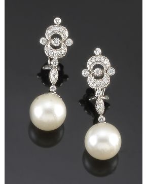 714-PENDIENTES LARGOS DE BRILLANTES Y PERLAS AUSTRALIANAS DE 11.5MM DE DIÁMETRO. Montura de oro blanco de 18k. 